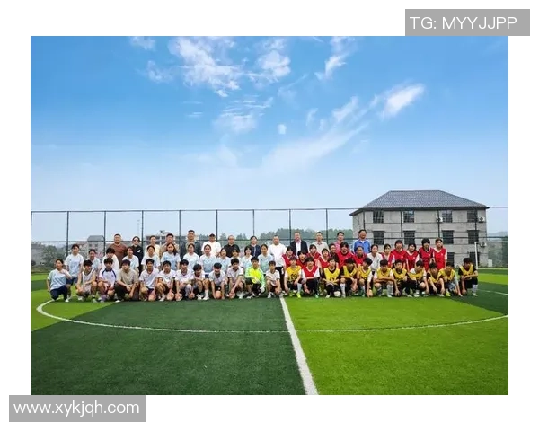 退役足球明星齐聚一堂共庆友谊赛展现激情与风采 退役足球明星齐聚一堂共庆友谊赛展现激情与风采